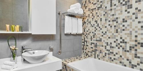 Staybridge Suites - Doha Lusail by IHG Room Type - Two-Bedroom Suite with King and Single Bed