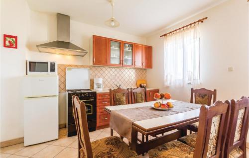 virtuve, Three-Bedroom Holiday Home In Barban in Grandici