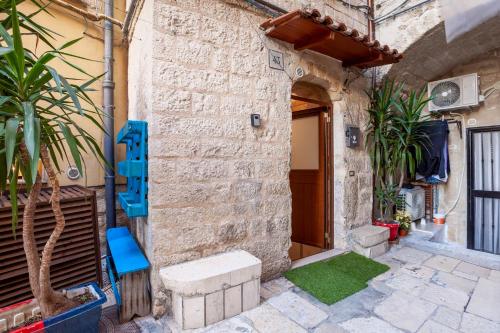 GuestHost - La Casuccia Cosy Flat in Old Center - Tap to explore photos