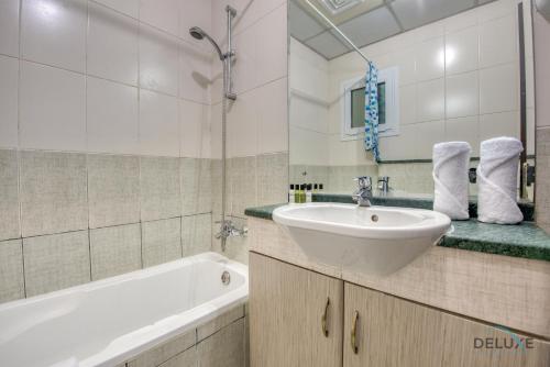 Homely 1 bedroom holiday home in Jumeirah Lake Towers by Deluxe Holiday Homes
