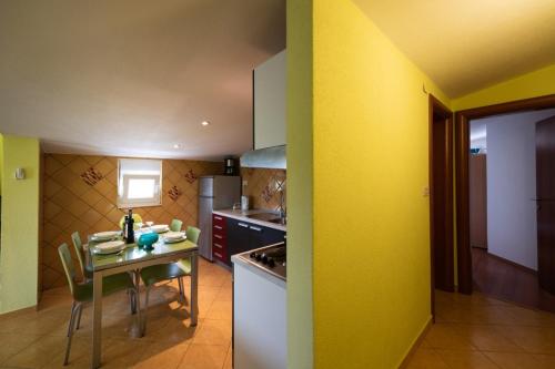 Apartment in Vinišce with Balcony, Air condition, WIFI, Washing machine (4753-3)