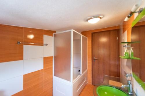 Apartment in Vinišce with Balcony, Air condition, WIFI, Washing machine (4753-3)