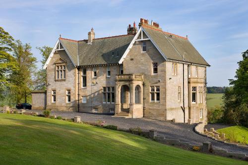 10 bedrooms, 13 beds