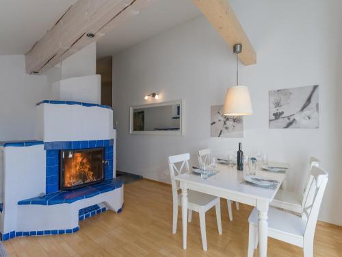 Apartment with Mountain View