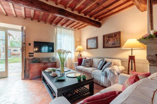 Villa Brunetta, Discover your Modern but Traditional Villa in Lucca