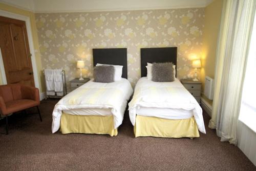2 twin beds