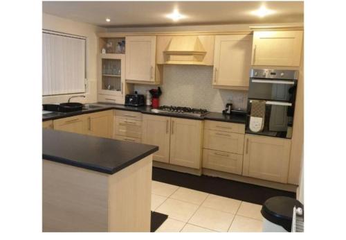 Stunning 4-Bed House in Walsall gîte à louer Chasetown (Church Street)