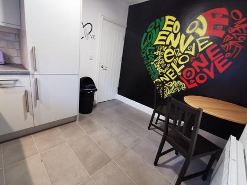 The 'One Love' Bob Marley Liverpool Apartment, Chilled vibes, Wifi Netflix