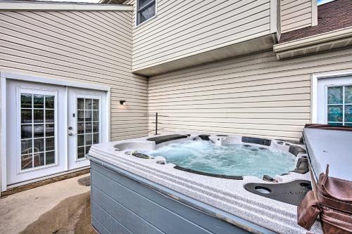 East Earl Retreat w/ Hot Tub < 4 Mi to Town! in 加普 (PA)