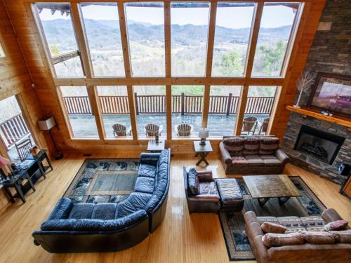Copper Top - Stunning Views, Hot Tub, and Pool in Sevierville, USA