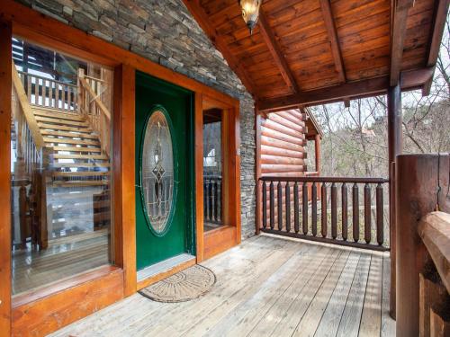 Copper Top - Stunning Views, Hot Tub, and Pool in Sevierville, USA