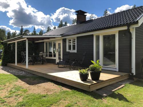 Modern lakeside cottage & boat near Isaberg