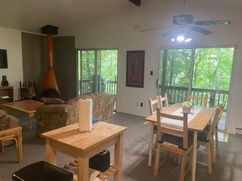 Clubhouse Lakeview Chalet in East Stroudsburg, USA