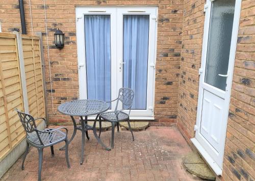 Friars Walk 2 with 2 bedrooms, 2 bathrooms, fast Wi-Fi and private parking