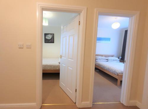 Friars Walk houses with 2 bedrooms, 2 bathrooms, fast Wi-Fi and private parking in Sittingbourne
