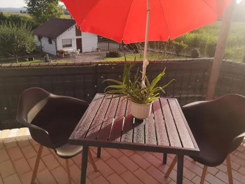 Ferienwohnung im Grünen, 10 km RV, 30 km Bodensee, Küche Bad Balkon in Mochenwangen, Deutschland