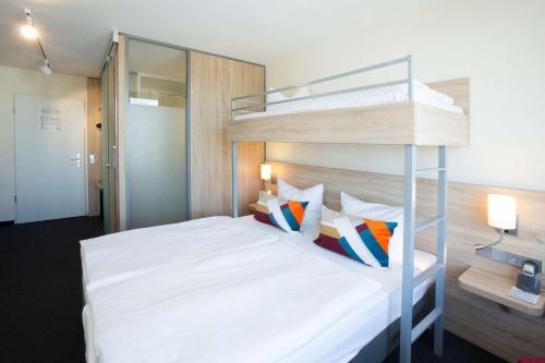 1 queen bed, 1 bunk bed