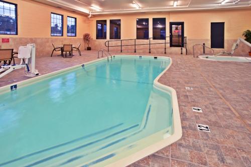 泳池, La Quinta Inn & Suites Summersville/New River National Park in 薩默斯維爾