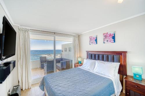 Ocean Bright 2BR W/ View, Wifi, Parking & Pool