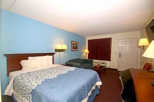 Hamilton Inn - image 11