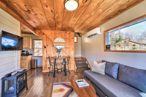 Blue Sky Cottage Romantic Retreat with Mtn Views! in Canton, USA