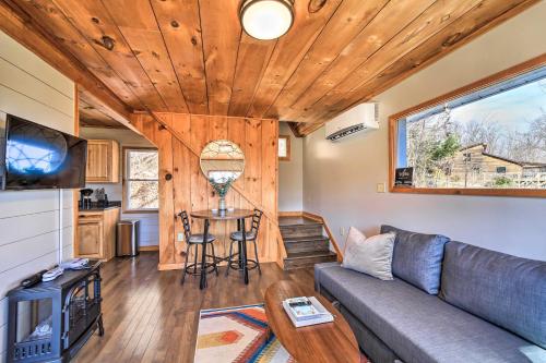 Blue Sky Cottage Romantic Retreat with Mtn Views!