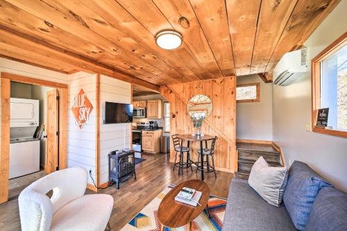 Blue Sky Cottage Romantic Retreat with Mtn Views! in Canton, USA