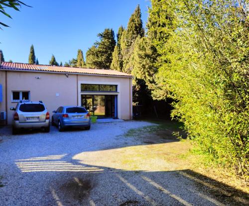 Maison piscine jeux à la campagne