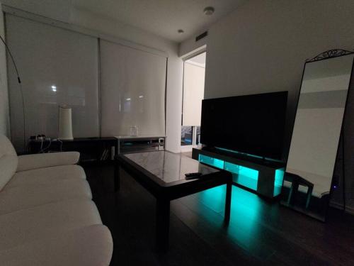 Modern 2 Bedroom Condo Downtown Toronto