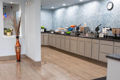 Mâncare şi băutură, Hilltop Inn & Suites, near Foxwoods Casino in North Stonington