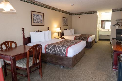 Hilltop Inn & Suites - North Stonington - image 2