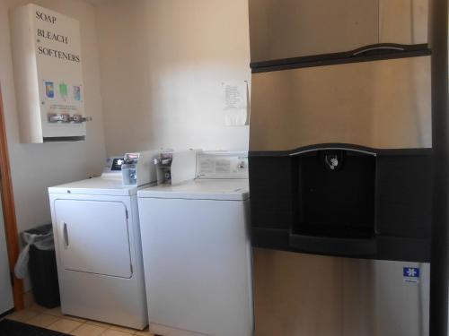 Budget Inn and Suites Siloam Springs - image 4
