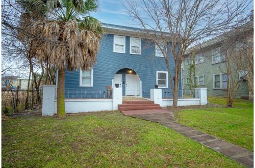 Impressive Cozy Historic 3BR Apt Near Downtown in San Antonio, USA