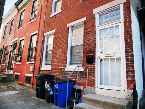 Oui on Ludlow - Entire House and Private Rooms in University City 2