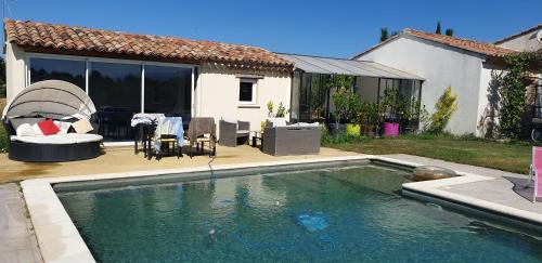 Villa à charleval en campagne avec piscine 14 couchages (Villa a charleval en campagne avec piscine 14 couchages) in 沙勒瓦勒