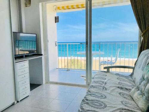  Investingspain Studio beach paradise front sea views swimming pool in Platja  dAro