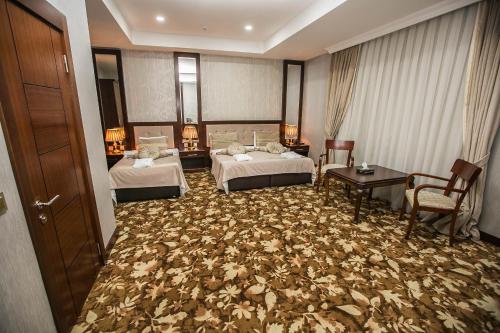 1 queen bed, 1 twin bed