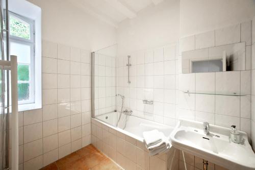 浴室, Quellenhof - Wohnen im Denkmal - Wohnung "AHR" in 布蘭肯海姆