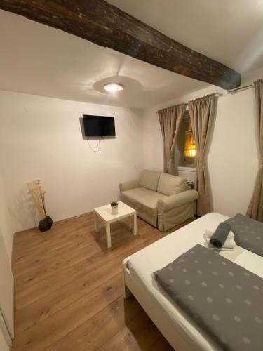 Rooms and apartments Nokturno 2