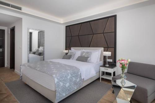 Ellure Luxury Suites - main image
