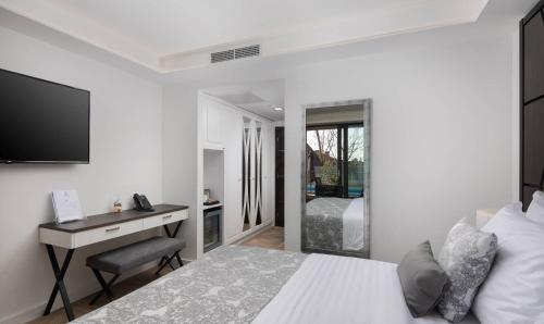 Ellure Luxury Suites - image 9