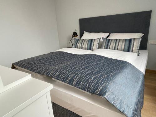 1 queen bed, 1 sofa bed