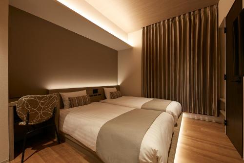 Twin room, shower