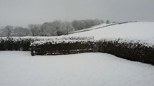 Lane End Cottage Holmfirth - Panoramic Views, Modernised with offroad parking