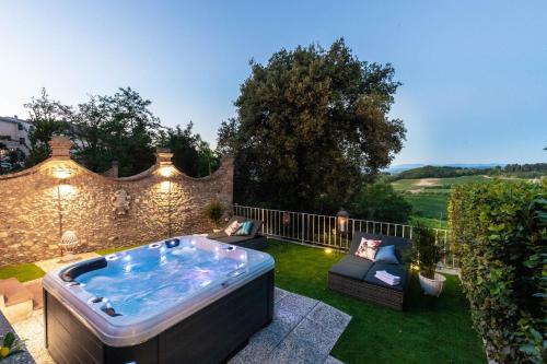 Villa Chianti, your Secret 4 Bedrooms Retreat with View over the Vineyards in Marcialla gîte à louer Marcialla
