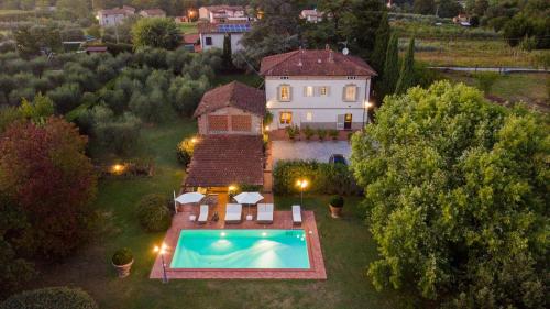 Villa Clara, Luxury 5 bedrooms Lakefront Farmhouse Villa with Private Pool on the Lucca Hills