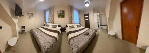 2 queen beds