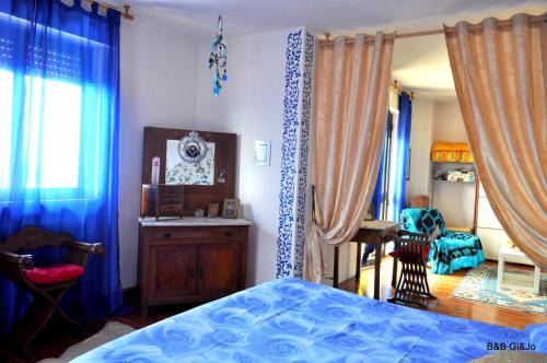 1 king bed, 2 twin beds