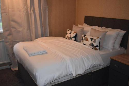 Cheerful 3-bedroom residential home with parking!