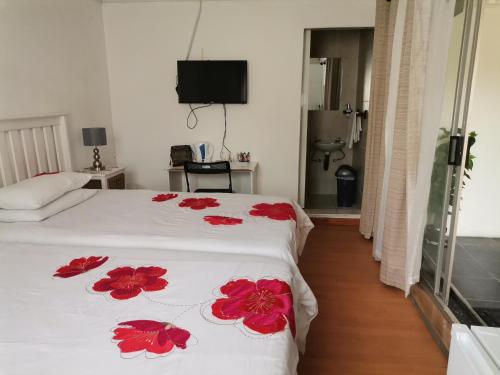Palm Tree BnB – East London, IA